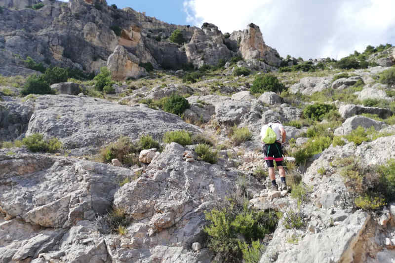 acceso a la via ferrata cuevas de cañart desde la pista campo a través
