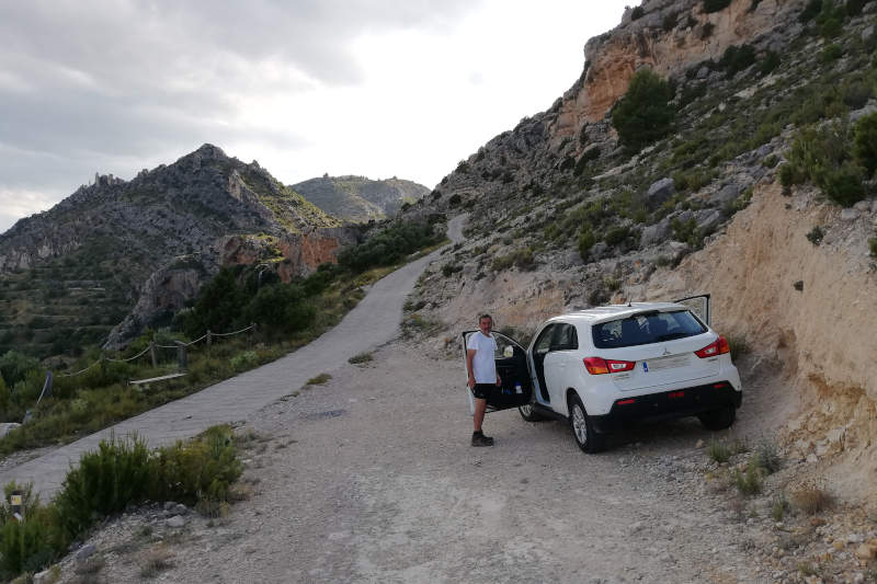 aparcamos en la pista de tierra que se desvía a la derecha de la pista cementada antes de llegar a la cascada de san juan y las tumbas