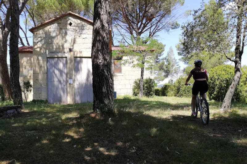saliendo de la fábrica giner de morella con la bicicleta