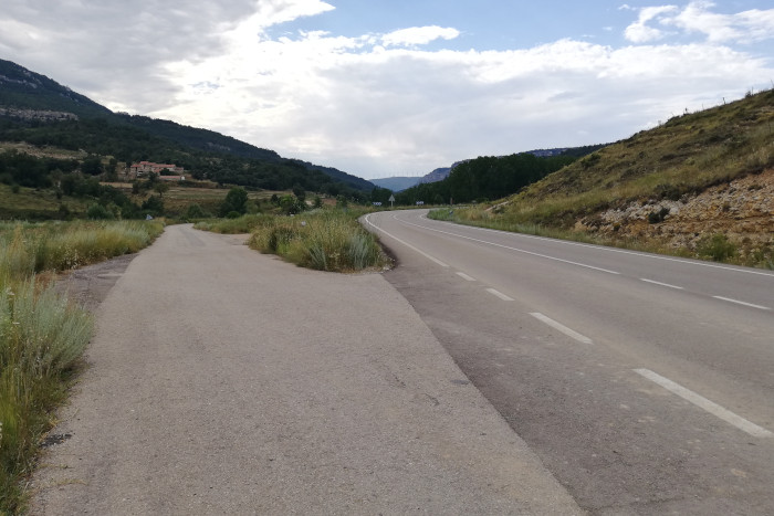 pista asfaltada por la que nos debemos desviar