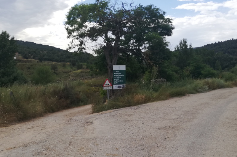 debemos desviarnos hacia el puente que esta señalizado con peligro de riadas