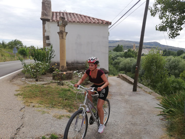 nos desviamos a la derecha de la ermita