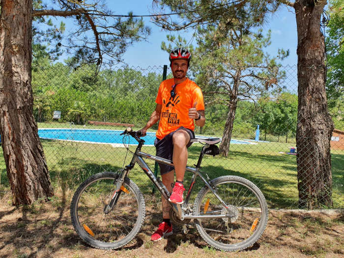 el punto de alquiler de bicis está junto a la piscina municipal de Morella en la fábrica Giner