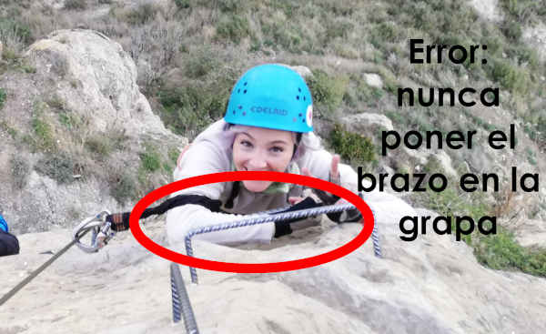 descansar con el brazo dentro de la grapa puede derivar en una dislocación de ombro en caso de resbalón o caída