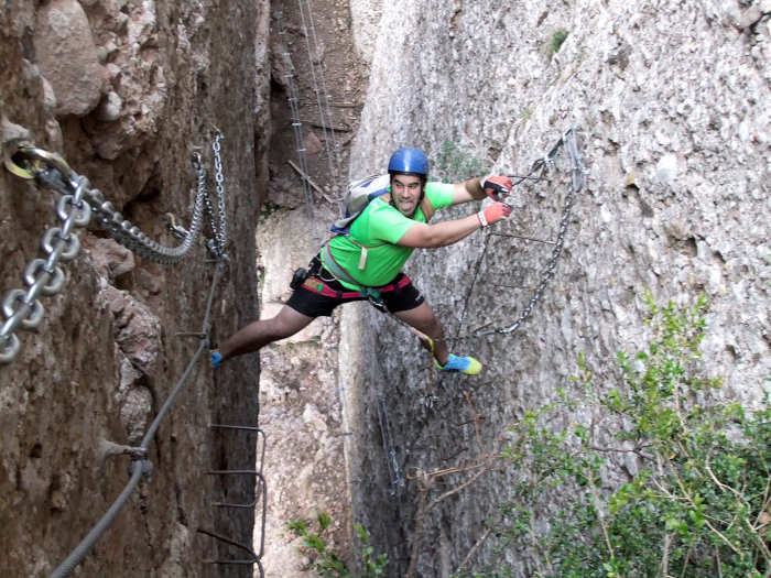 otros elementos como cadenas, puentes tibetanos, asideros, etc, hacen las vías ferratas más divertidas