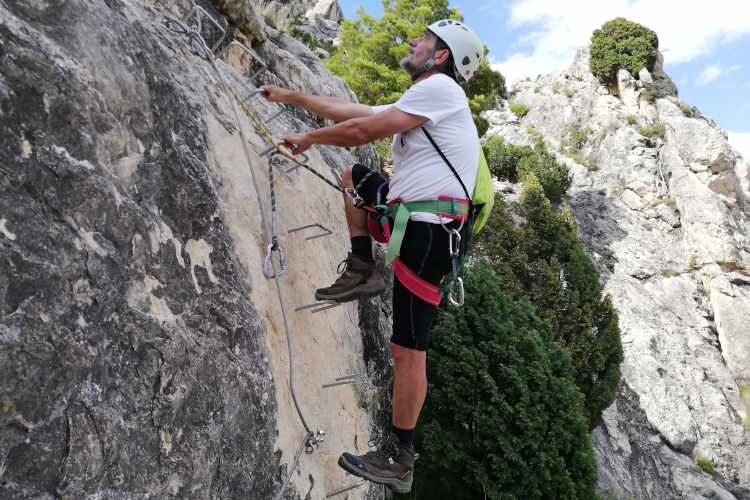 subida por la vía ferrata Cuevas de Cañart
