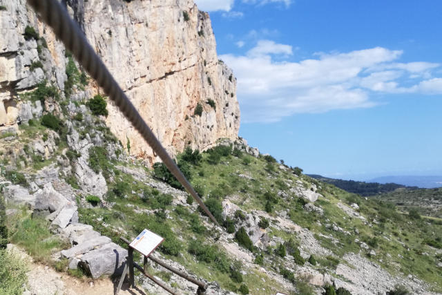 vista de la tirolina de la vía ferrata roca figueral