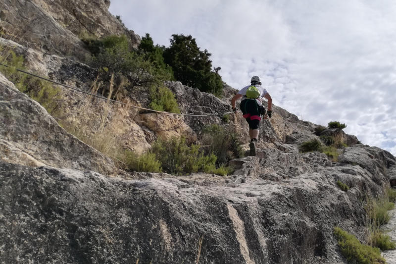 el primer tramo de la vía ferrata se puede subir andando y tiene una línea de vida que nos guía