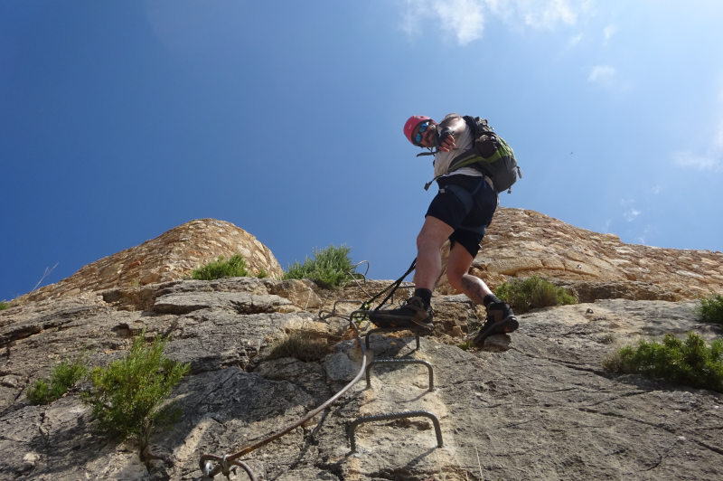 tramo final de la vía ferrata de castellote con el castillo detrás