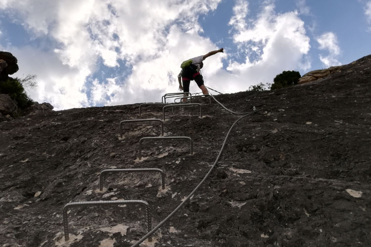 imagen de la subida por la vía ferrata cuevas de cañart