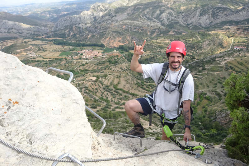 llegando al final de la vía ferrata de cuevas de cañart