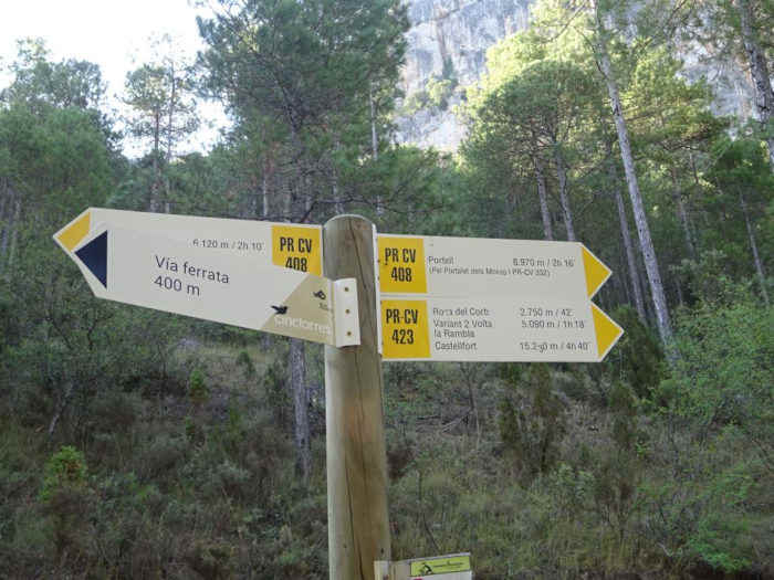 carteles indicadores de lavía ferrata de rambla sellumbres