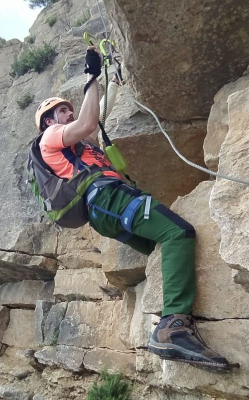 superando el segundo desplomado de la vía ferrata roca figueral