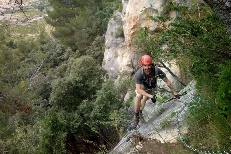 superando el primer trmo de flanqueo aéreo de la vía ferrata torreta dels moros en fuentespalda