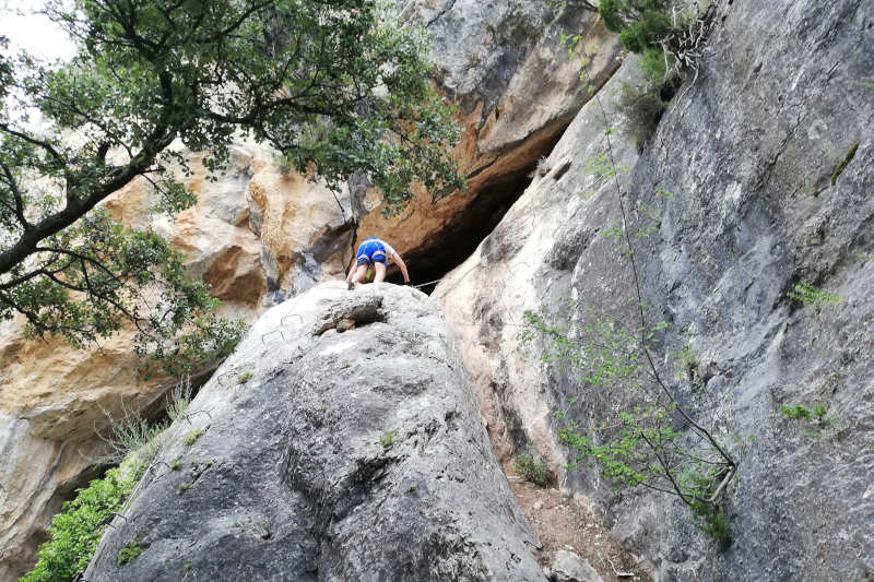 detalle del primer ascenso de la vía ferrata torreta dels moros