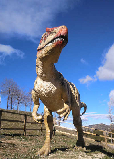 Réplica del dinosaurio carnívoro Allosaurus ubicado en la Alameda Morella