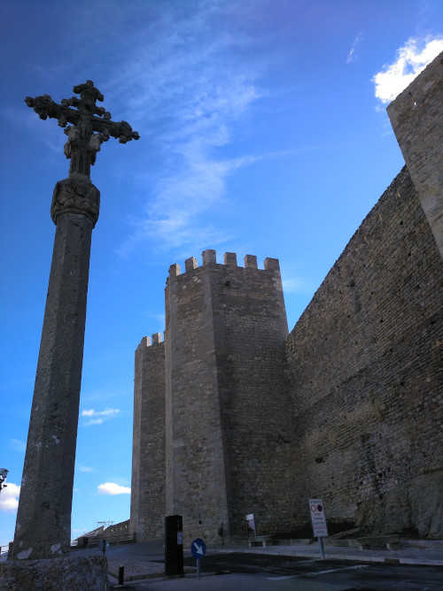 Portal de Sant Miquel, con sus torres y la cruz de entrada a la ciudad de morella